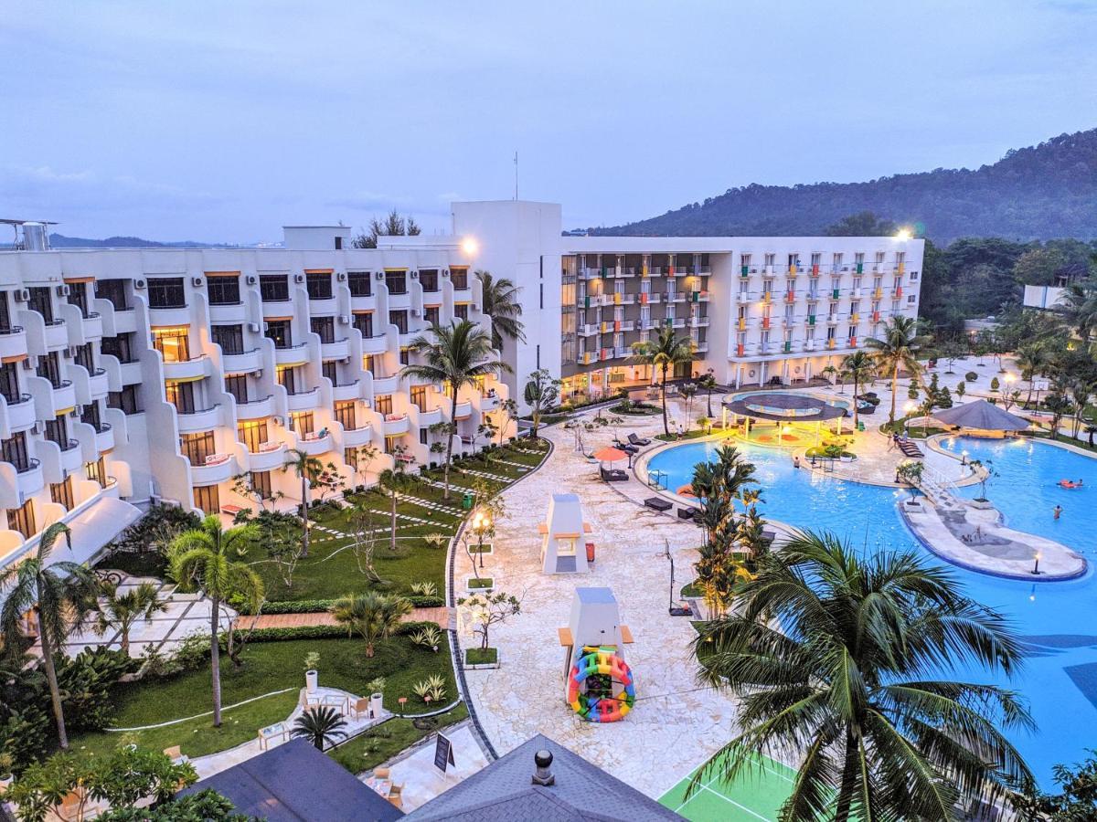 Harris Resort Batam Waterfront Секупанг Экстерьер фото